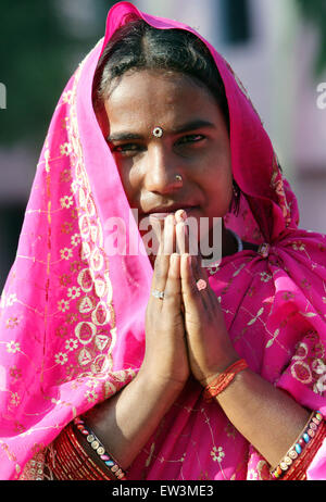 Junge indische Frau geben die Namaste-Gruß aus Indien. Rampur Region, Uttar Pradesh, Indien, Asien Stockfoto