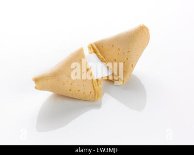 Ein Glückskeks mit Blankopapier Motto auf einem weißen Hintergrund geöffnet Stockfoto