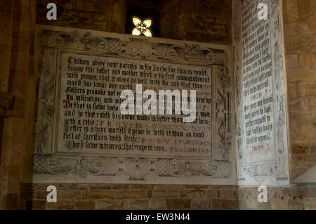 Texte an den Wänden der Kirche All Saints Holdenby, Northamptonshire, England, UK Stockfoto