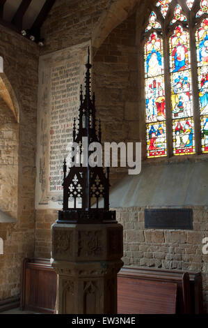 Innenansicht mit Schrift, All Saints Church, Holdenby, Northamptonshire, England, UK Stockfoto