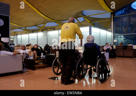 Ein Rollstuhlfahrer steht mit Passagieren mit Behinderung in der Business-Lounge des internationalen Flughafens Adolfo Suarez Barajas in Madrid, Spanien, auf ihren Flug Stockfoto