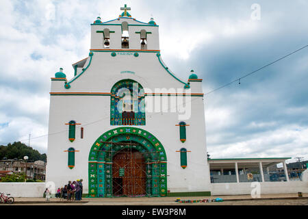 San Juan Chamula, Chiapas, Mexiko - 10. Mai 2014: Menschen stehen sich vor den bunten Kirche. San Juan Chamula ist ein ver Stockfoto