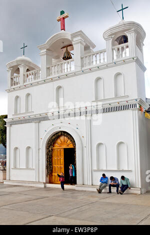 San Lorenzo Zinacantan, Mexiko - 10. Mai 2014: Die Kirche Iglesia de San Lorenzo Zinacantán in der Nähe von Cristobal de Las Casas, Chia Stockfoto