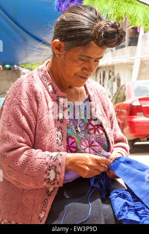 San Lorenzo Zinacantan, Mexiko - 10. Mai 2014: Eine traditionelle Tzotzil-Frau näht Kleider und Tücher. San Lorenzo Zinacantan ist ein Stockfoto