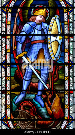 Norwich, Norfolk, England. Norwich Cathedral (1096-1145) Buntglasfenster, das St. Michael im Kampf gegen den Drachen zeigt Stockfoto