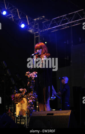 Datei-PIC: Glastonbury, UK. 2009. Florence and The Machine Headline Glastonbury Festival auf Freitag, 26. Juni 2015 Nachdem die Foo Fighters absagen musste. 2009 wurde Florence Welch und ihre Band beim Glastonbury Festival zum ersten Mal in der John-Peel-Zelt führen. Stockfoto