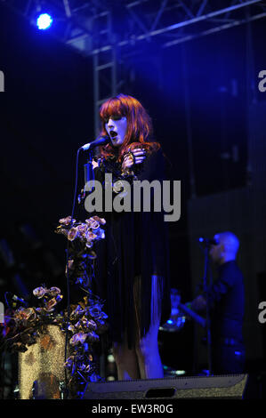 Datei-PIC: Glastonbury, UK. 2009. Florence and The Machine Headline Glastonbury Festival auf Freitag, 26. Juni 2015 Nachdem die Foo Fighters absagen musste. 2009 wurde Florence Welch und ihre Band beim Glastonbury Festival zum ersten Mal in der John-Peel-Zelt führen. Stockfoto