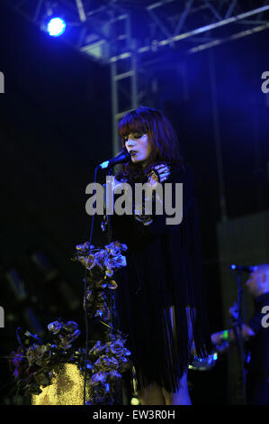 Datei-PIC: Glastonbury, UK. 2009. Florence and The Machine Headline Glastonbury Festival auf Freitag, 26. Juni 2015 Nachdem die Foo Fighters absagen musste. 2009 wurde Florence Welch und ihre Band beim Glastonbury Festival zum ersten Mal in der John-Peel-Zelt führen. Stockfoto