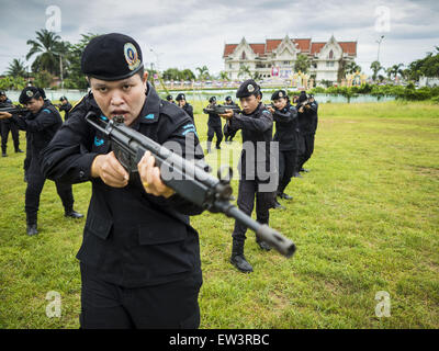 17. Juni 2015 - Rangae, Narathiwat, Thailand - Thai-Frauen Bohren Rangers mit HK33 Sturmgewehren. Es gibt 5 Züge der Frauen Rangers in unruhigen tiefen Süden Thailands dienen. Im Allgemeinen führen Sicherheitsaufgaben bei großen öffentlichen Veranstaltungen und Öffentlichkeitsarbeit Missionen, wie home Wellness Kontrollen und liefern Nahrung und Medizin in ländlichen Gemeinden zu tun. Die Mediziner arbeiten häufig in Zivilkleidung, weil die Rangers, dass die Menschen sind entspannter um sie herum gefunden, wenn sie in Zivilkleidung ist. In religiös motivierter Gewalt in Thailands drei südlichen Provinzen haben ca. 6.000 Menschen getötet worden Stockfoto