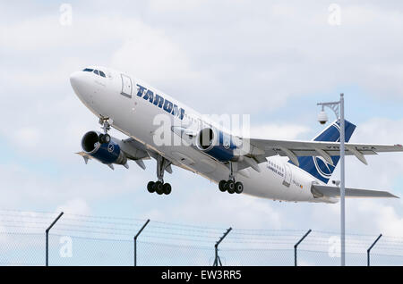 Flugzeug-Airbus A310 - 325-- Tarom-Airline, ist vom Flughafen Madrid-Barajas - Adolfo Suarez - ausziehen. Stockfoto