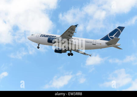 Flugzeug-Airbus A310 - 325-- Tarom-Airline, ist vom Flughafen Madrid-Barajas - Adolfo Suarez - ausziehen. Stockfoto