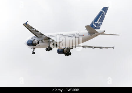 Flugzeug-Airbus A310 - 325-- Tarom-Airline, ist vom Flughafen Madrid-Barajas - Adolfo Suarez - ausziehen. Stockfoto