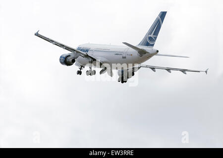 Flugzeug-Airbus A310 - 325-- Tarom-Airline, ist vom Flughafen Madrid-Barajas - Adolfo Suarez - ausziehen. Stockfoto