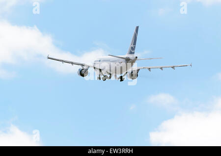 Flugzeug-Airbus A310 - 325-- Tarom-Airline, ist vom Flughafen Madrid-Barajas - Adolfo Suarez - ausziehen. Stockfoto