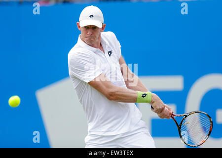 London, UK. 17. Juni 2015. Queens Aegon Championship Tennis. Stan Wawrinka (SUI) gegen Kevin Anderson (RSA), 2. Vorrundenspiel. Kevin Anderson in Aktion Credit: Action Plus Sport/Alamy Live News Stockfoto