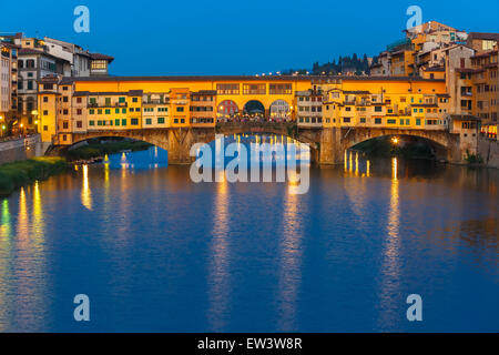 Arno und Ponte Vecchio in der Nacht, Florenz, Italien Stockfoto