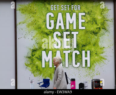 Wimbledon London, UK. 17. Juni 2015. Geschäfte sind speziell dekoriert, wie Wimbledon bereit bekommt, Gastgeber der Tennismeisterschaften, die am Juni 29 Credit beginnt: Amer Ghazzal/Alamy Live-Nachrichten Stockfoto