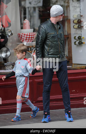 Chris Evans unterwegs in Primrose Hill mit Natasha Shishmanian und Kinder Eli und Noah.  Mit: Chris Evans, Natasha Shishmanian, Eli Alfred Michael Evans, Noah Nicholas Martin Evans wo: London, Vereinigtes Königreich bei: 16. April 2015 Stockfoto