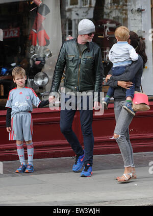 Chris Evans unterwegs in Primrose Hill mit Natasha Shishmanian und Kinder Eli und Noah.  Mit: Chris Evans, Natasha Shishmanian, Eli Alfred Michael Evans, Noah Nicholas Martin Evans wo: London, Vereinigtes Königreich bei: 16. April 2015 Stockfoto