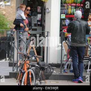 Chris Evans unterwegs in Primrose Hill mit Natasha Shishmanian und Kinder Eli und Noah.  Mit: Chris Evans, Natasha Shishmanian, Eli Alfred Michael Evans, Noah Nicholas Martin Evans wo: London, Vereinigtes Königreich bei: 16. April 2015 Stockfoto