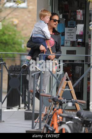 Chris Evans unterwegs in Primrose Hill mit Natasha Shishmanian und Kinder Eli und Noah.  Mit: Chris Evans, Natasha Shishmanian, Eli Alfred Michael Evans, Noah Nicholas Martin Evans wo: London, Vereinigtes Königreich bei: 16. April 2015 Stockfoto