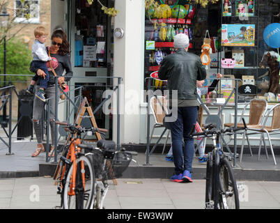 Chris Evans unterwegs in Primrose Hill mit Natasha Shishmanian und Kinder Eli und Noah.  Mit: Chris Evans, Natasha Shishmanian, Eli Alfred Michael Evans, Noah Nicholas Martin Evans wo: London, Vereinigtes Königreich bei: 16. April 2015 Stockfoto