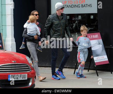 Chris Evans unterwegs in Primrose Hill mit Natasha Shishmanian und Kinder Eli und Noah.  Mit: Chris Evans, Natasha Shishmanian, Eli Alfred Michael Evans, Noah Nicholas Martin Evans wo: London, Vereinigtes Königreich bei: 16. April 2015 Stockfoto