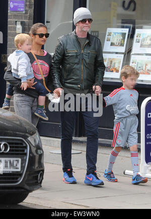 Chris Evans unterwegs in Primrose Hill mit Natasha Shishmanian und Kinder Eli und Noah.  Mit: Chris Evans, Natasha Shishmanian, Eli Alfred Michael Evans, Noah Nicholas Martin Evans wo: London, Vereinigtes Königreich bei: 16. April 2015 Stockfoto