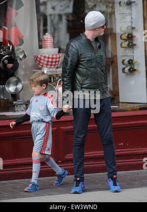 Chris Evans unterwegs in Primrose Hill mit Natasha Shishmanian und Kinder Eli und Noah.  Mit: Chris Evans, Natasha Shishmanian, Eli Alfred Michael Evans, Noah Nicholas Martin Evans wo: London, Vereinigtes Königreich bei: 16. April 2015 Stockfoto