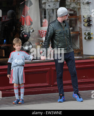 Chris Evans unterwegs in Primrose Hill mit Natasha Shishmanian und Kinder Eli und Noah.  Mit: Chris Evans, Natasha Shishmanian, Eli Alfred Michael Evans, Noah Nicholas Martin Evans wo: London, Vereinigtes Königreich bei: 16. April 2015 Stockfoto