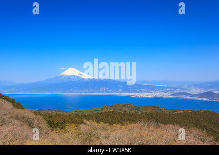 Mt. Fuji und die Suruga-Bucht von Darumayama Plateau, Izu-Halbinsel, Japan Stockfoto