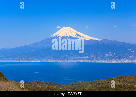 Mt. Fuji und die Suruga-Bucht von Darumayama Plateau, Izu-Halbinsel, Japan Stockfoto