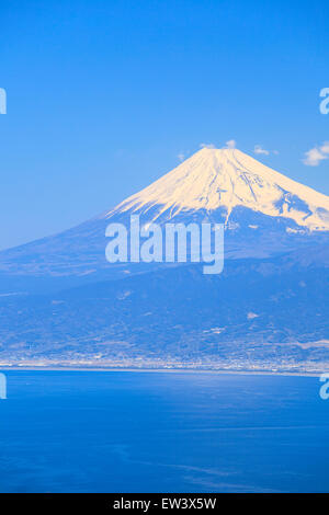 Mt. Fuji und die Suruga-Bucht von Darumayama Plateau, Izu-Halbinsel, Japan Stockfoto