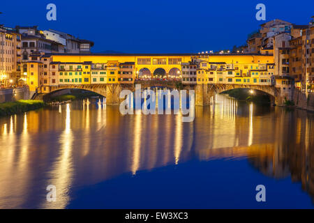 Arno und Ponte Vecchio in der Nacht, Florenz, Italien Stockfoto