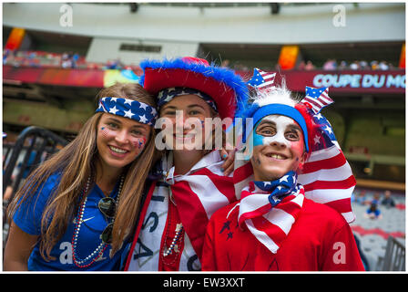 Vancouver, Kanada. 16. Juni 2015. Team USA-Fans vor der ersten Runde match zwischen Nigeria und den USA bei der FIFA Frauen WM Kanada 2015 im BC Place Stadium. © Matt Jacques/Alamy Live News Bildnachweis: Matt Jacques/Alamy Live-Nachrichten Stockfoto