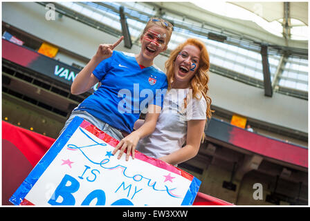 Vancouver, Kanada. 16. Juni 2015. Team USA-Fans vor der ersten Runde match zwischen Nigeria und den USA bei der FIFA Frauen WM Kanada 2015 im BC Place Stadium. © Matt Jacques/Alamy Live News Bildnachweis: Matt Jacques/Alamy Live-Nachrichten Stockfoto