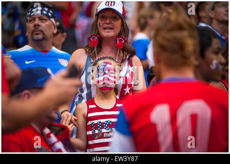 Vancouver, Kanada. 16. Juni 2015. Team USA-Fans vor der ersten Runde match zwischen Nigeria und den USA bei der FIFA Frauen WM Kanada 2015 im BC Place Stadium. © Matt Jacques/Alamy Live News Bildnachweis: Matt Jacques/Alamy Live-Nachrichten Stockfoto