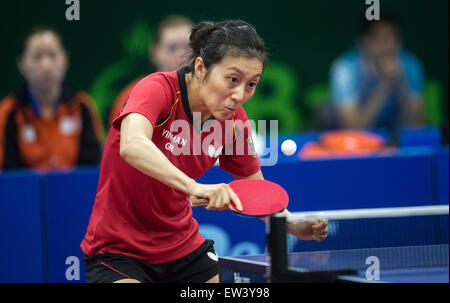 Baku, Aserbaidschan. 15. Juni 2015. Deutschlands Ying Han konkurriert in der Frauen Tischtennis-Mannschaft Finale gegen Li der Niederlande während der Baku 2015 Europäische Spiele bei der Sportarena Baku in Baku, Aserbaidschan, 15. Juni 2015. Foto: Bernd Thissen/Dpa/Alamy Live News Stockfoto