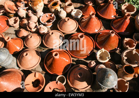 Die traditionellen, marokkanischen, Lebensmittel, Tajine Töpfe, ein Tongefäß, das häufig verwendet wird, um zu verlangsamen - kochen traditionelle Eintöpfe, für den Verkauf in den Souk, Marrakesch, Marokko, Afrika. Stockfoto