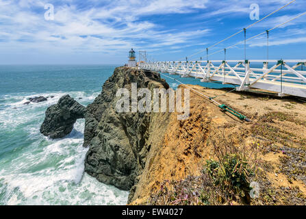 Die Brücke zum Leuchtturm auf dem Felsen unter schönen Himmel, Point Bonita Lighthouse, San Francisco, Kalifornien Stockfoto