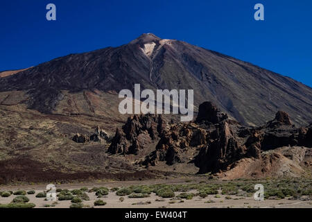 Blick auf den Vulkan Teide von Llano de Ucanca im Nationalpark El Teide ein UNESCO-Weltkulturerbe auf Teneriffa, einer der kanarischen Inseln des spanischen Archipels vor der Küste des nordwestlichen Afrikas. Stockfoto