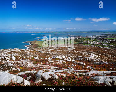 Caer Y Twr Eisenzeit Burgberg, Holyhead Wellenbrecher, Hafen und Stadt von Holyhead Mountain mit West Küste von Anglesey in Ferne, North Wales, UK Stockfoto