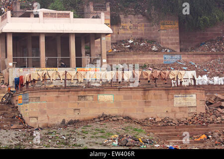 Wäsche trocknen auf einem Geländer an den Ufern des Ganges in Varanasi, Indien, von Dhobis, die für eine lebendige waschen hinterlassen dort Stockfoto