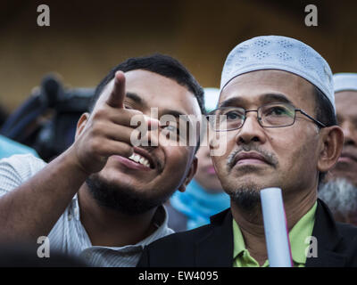 Yaha, Yala, Thailand. 17. Juni 2015. Thai muslimische Männer suchen die Mondsichel während der Hilal in Yaha, Thailand. Tausende von Menschen kamen, Yaha Bezirk im Yala Provinz von Thailand für Hilal - die erste Sichtung der Mondsichel, die markiert den offiziellen Beginn des muslimischen Fastenmonats Ramadan. Trotz bewölktem Wetter und zeitweilige Regenschauer war der Mond gesichtet und religiösen Führern erklärt den offiziellen Beginn des Ramadan. © Jack Kurtz/ZUMA Draht/Alamy Live-Nachrichten Stockfoto