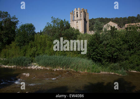 Szene in dem mittelalterlichen Dorf von Lagrasse, Languedoc-Roussillon, Frankreich. Es liegt im Tal des Flusses Orbieu und ist berühmt für die Abtei St. Maria von Lagrasse (Französisch: Abbaye Sainte-Marie de Lagrasse oder Abbaye Sainte-Marie-d'Orbieu) eine romanische Benediktiner-Abtei. Stockfoto