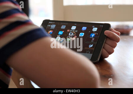 männliche junge mit Ipad Mini Tablet-computer Stockfoto