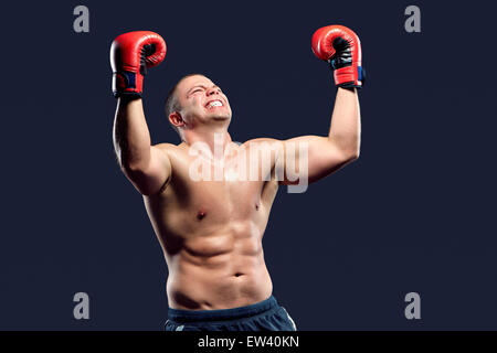 Porträt eines Boxer-Champions seinen Sieg zu genießen. Studio gedreht. Stockfoto