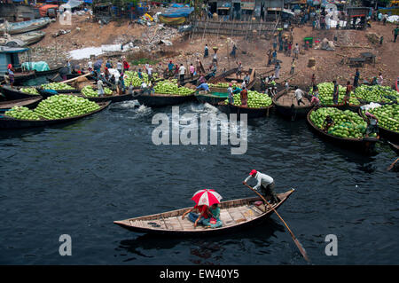 Dhaka, Bangladesch. 17. Juni 2015. 17. Juni 2015 - Dhaka, Bangladesch - paar des Burigonga-Flusses mit dem Boot überqueren. © Mohammad Ponir Hossain/ZUMA Wire/ZUMAPRESS.com/Alamy Live-Nachrichten Stockfoto