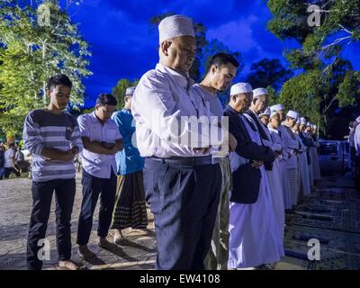 Yaha, Yala, Thailand. 17. Juni 2015. Die Menschen beten, nachdem die Mondsichel gesichtet wurde und Ramadan Yaha, Thailand gegründet. Tausende von Menschen kamen, Yaha Bezirk im Yala Provinz von Thailand für Hilal - die erste Sichtung der Mondsichel, die markiert den offiziellen Beginn des muslimischen Fastenmonats Ramadan. Trotz bewölktem Wetter und zeitweilige Regenschauer war der Mond gesichtet und religiösen Führern erklärt den offiziellen Beginn des Ramadan. © Jack Kurtz/ZUMA Draht/Alamy Live-Nachrichten Stockfoto