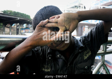 Dhaka, Bangladesch. 17. Juni 2015. 17. Juni 2015 - Dhaka, Bangladesch - MILON ist 8 Jahre alte Straßenkind Acts wie Aufnahme mit seiner Handkamera gemacht. © Mohammad Ponir Hossain/ZUMA Wire/ZUMAPRESS.com/Alamy Live-Nachrichten Stockfoto